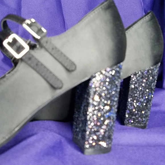 Report size 8 pumps w/ glitter heal - Picture 2 of 5